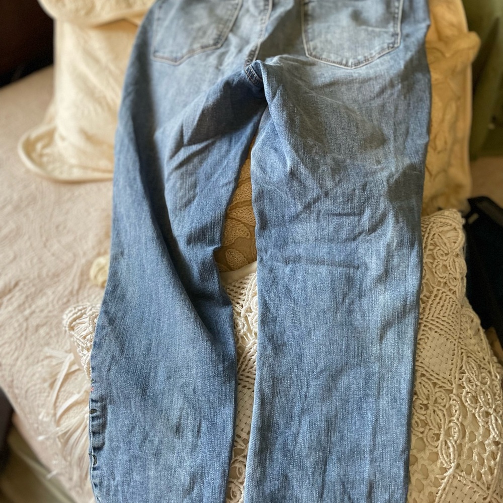 Time and Tru floral embroidered Denim Jeans in Blue and pink vintage torn look - Picture 4 of 4